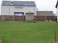 Opláštění dřevníku rákosem - střecha hliník hnědá