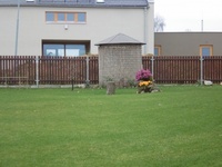 Opláštění dřevníku rákosem - střecha hliník hnědá